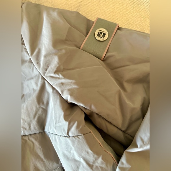 ✨ Astrid Light Gray Hooded Jacket – Modern Elegance & Cozy Luxury (L) - Picture 5 of 7